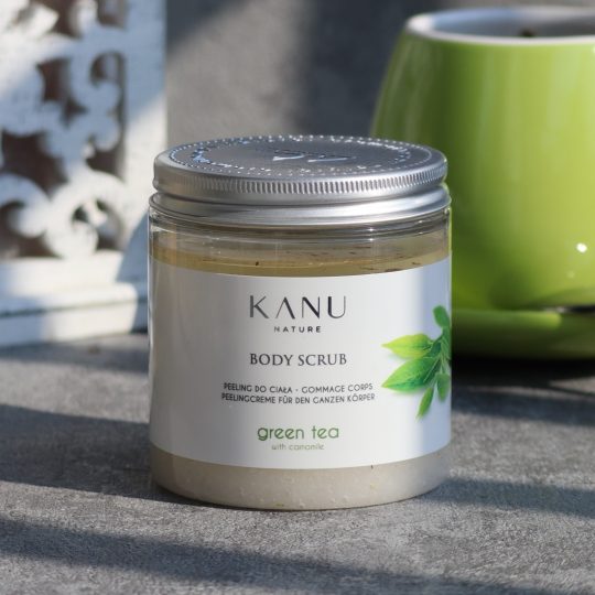 Exfoliant corporal cu ceai verde și mușețel - Kanu